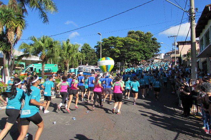 Ruas de Pará de Minas foram tomadas por atletas na 4ª edição da Corrida Sicoob Ascicred