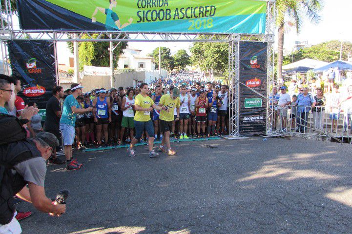 Ruas de Pará de Minas foram tomadas por atletas na 4ª edição da Corrida Sicoob Ascicred