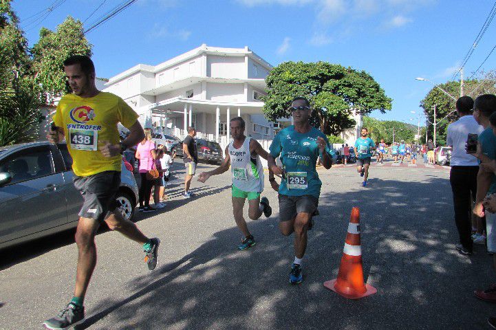 Ruas de Pará de Minas foram tomadas por atletas na 4ª edição da Corrida Sicoob Ascicred