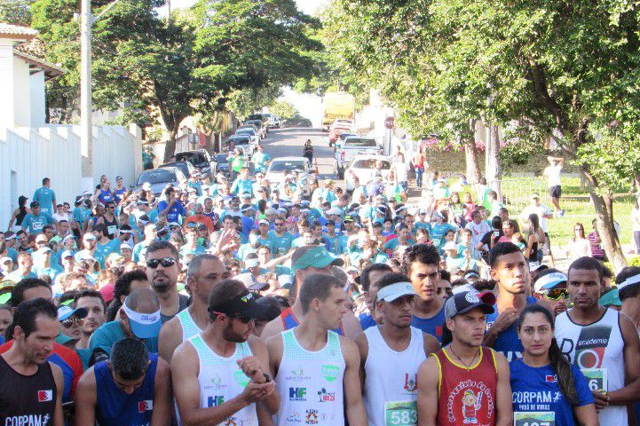 Ruas de Pará de Minas foram tomadas por atletas na 4ª edição da Corrida Sicoob Ascicred