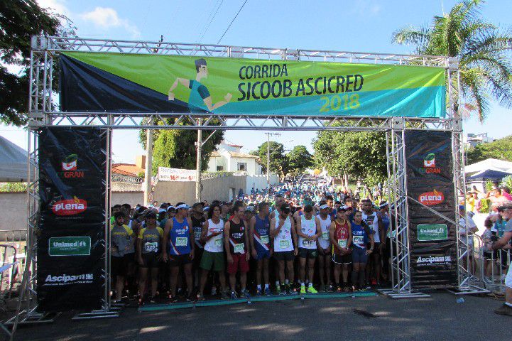 Ruas de Pará de Minas foram tomadas por atletas na 4ª edição da Corrida Sicoob Ascicred