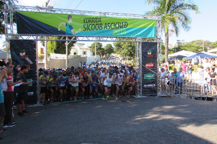 Ruas de Pará de Minas foram tomadas por atletas na 4ª edição da Corrida Sicoob Ascicred