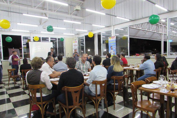 ABC promove noite de degustação de queijos e vinhos