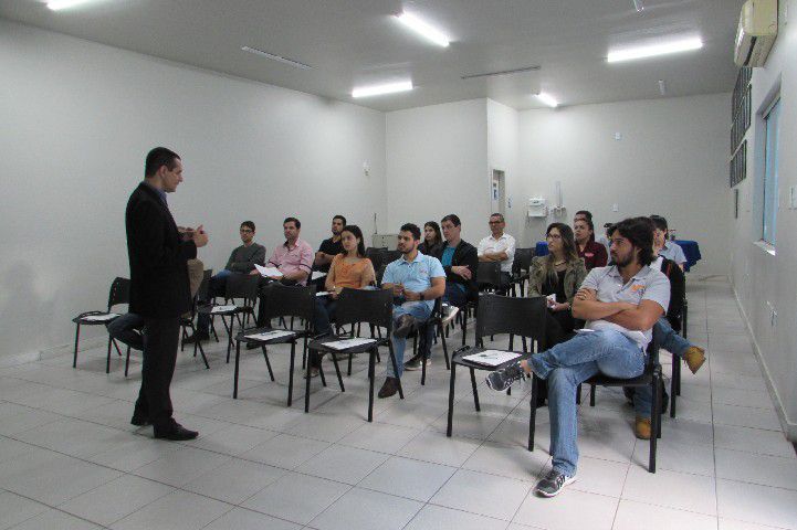 Sicoob Ascicred leva palestra sobre economia ao grupo Jovens Empresários