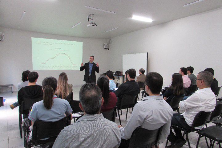 Sicoob Ascicred leva palestra sobre economia ao grupo Jovens Empresários