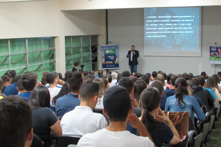 Palestra sobre e-commerce reúne empresários e alunos na FAPAM