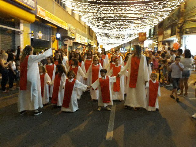 Papai Noel chega a Pará de Minas e leva público ao delírio