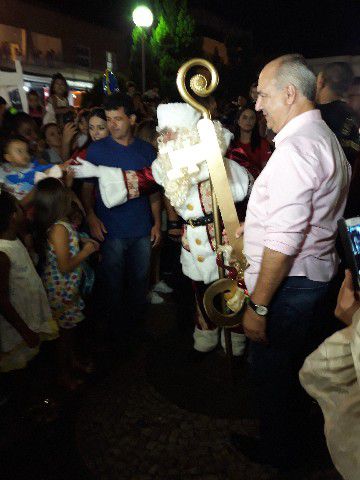 Papai Noel chega a Pará de Minas e leva público ao delírio