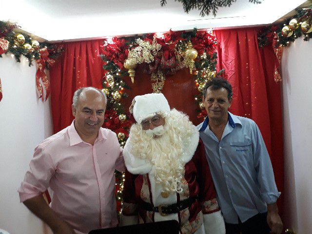 Papai Noel chega a Pará de Minas e leva público ao delírio