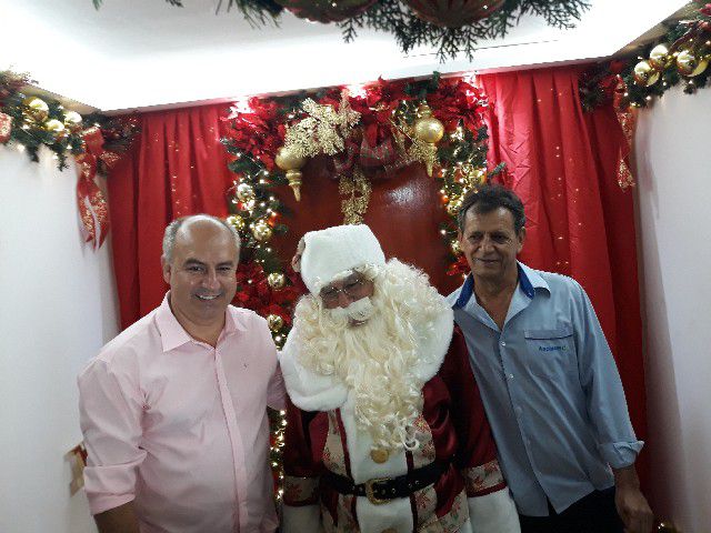 Papai Noel chega a Pará de Minas e leva público ao delírio