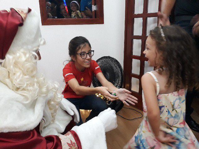 Papai Noel chega a Pará de Minas e leva público ao delírio