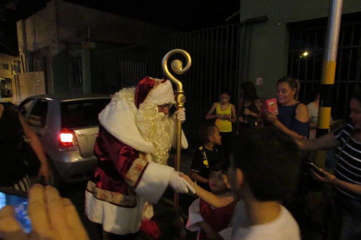 Papai Noel chega a Pará de Minas e leva público ao delírio