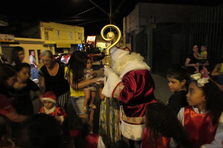 Papai Noel chega a Pará de Minas e leva público ao delírio