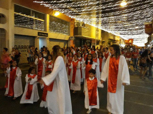 Papai Noel chega a Pará de Minas e leva público ao delírio