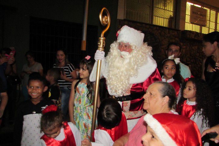 Papai Noel chega a Pará de Minas e leva público ao delírio