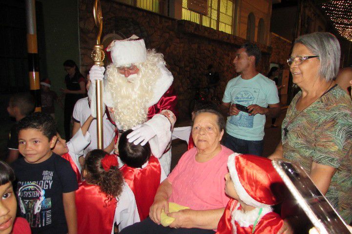 Papai Noel chega a Pará de Minas e leva público ao delírio