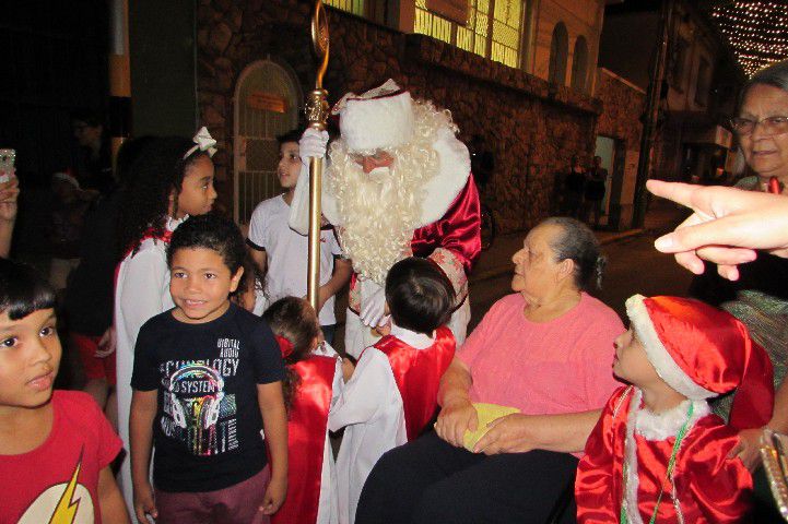 Papai Noel chega a Pará de Minas e leva público ao delírio