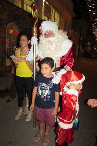 Papai Noel chega a Pará de Minas e leva público ao delírio