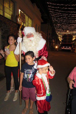 Papai Noel chega a Pará de Minas e leva público ao delírio