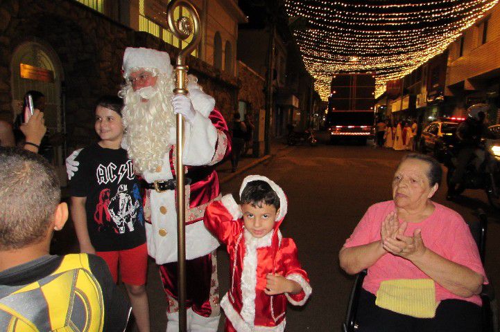 Papai Noel chega a Pará de Minas e leva público ao delírio