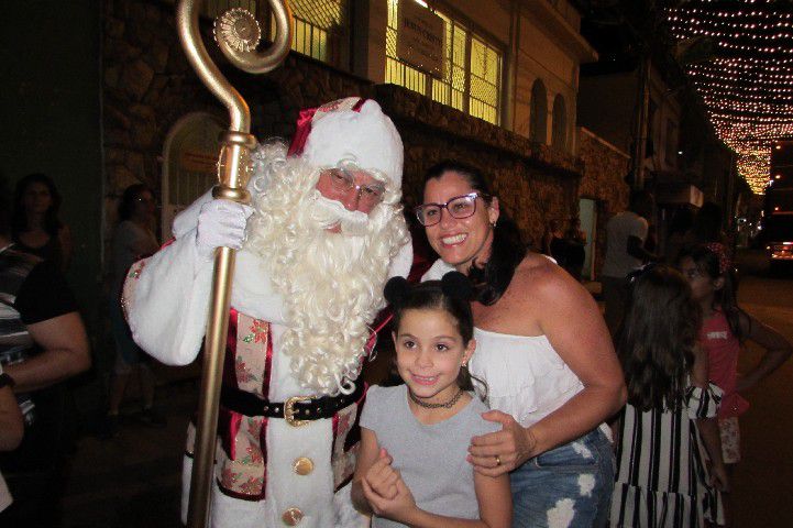 Papai Noel chega a Pará de Minas e leva público ao delírio