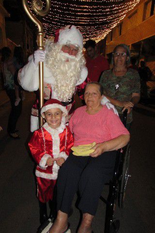 Papai Noel chega a Pará de Minas e leva público ao delírio