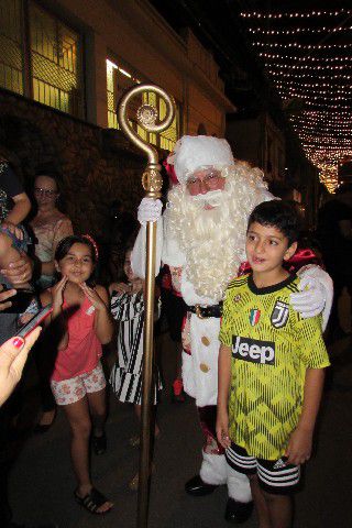 Papai Noel chega a Pará de Minas e leva público ao delírio