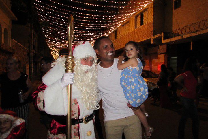 Papai Noel chega a Pará de Minas e leva público ao delírio