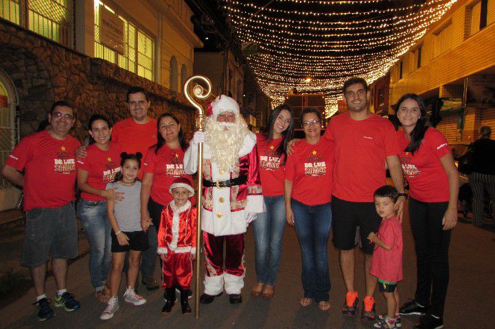 Papai Noel chega a Pará de Minas e leva público ao delírio