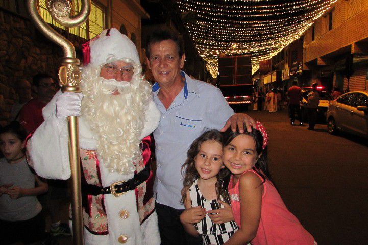 Papai Noel chega a Pará de Minas e leva público ao delírio