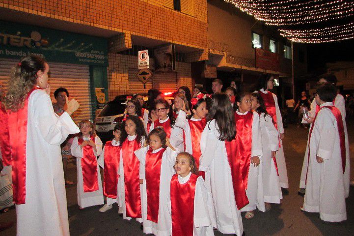 Papai Noel chega a Pará de Minas e leva público ao delírio