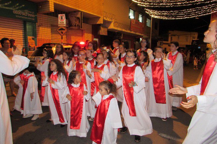 Papai Noel chega a Pará de Minas e leva público ao delírio