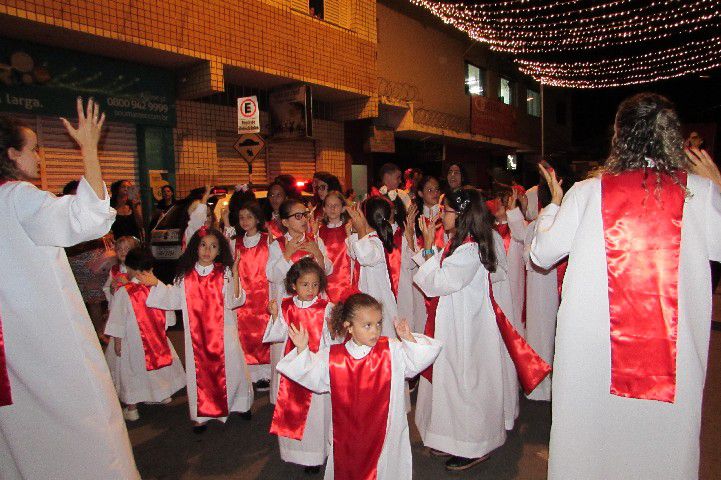 Papai Noel chega a Pará de Minas e leva público ao delírio