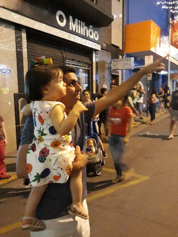 Papai Noel chega a Pará de Minas e leva público ao delírio