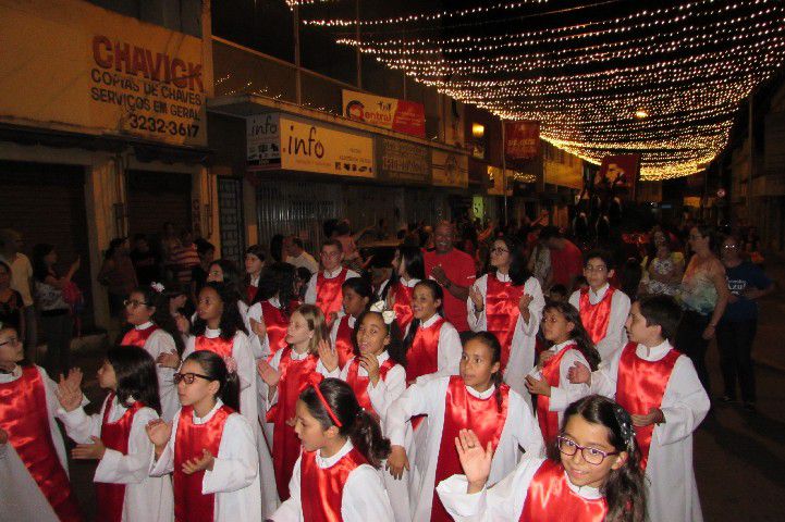 Papai Noel chega a Pará de Minas e leva público ao delírio