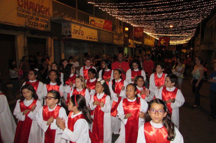 Papai Noel chega a Pará de Minas e leva público ao delírio