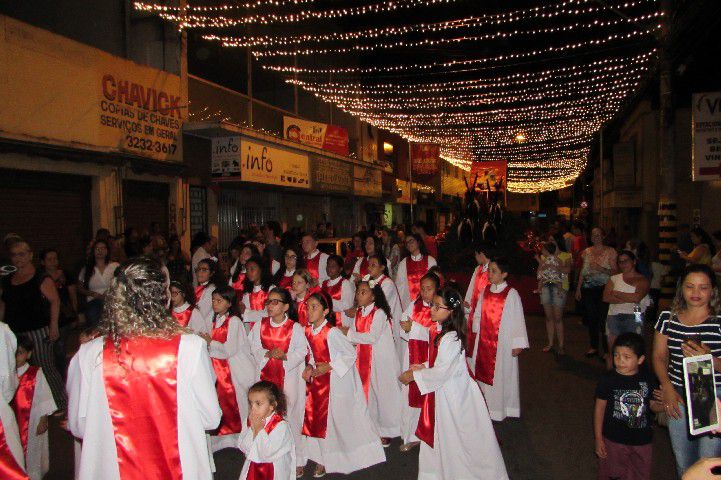 Papai Noel chega a Pará de Minas e leva público ao delírio