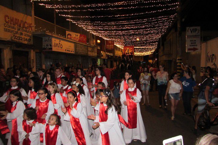 Papai Noel chega a Pará de Minas e leva público ao delírio