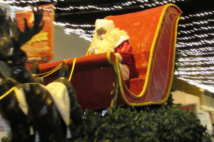 Papai Noel chega a Pará de Minas e leva público ao delírio