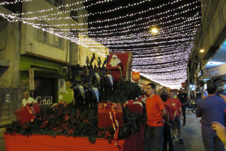 Papai Noel chega a Pará de Minas e leva público ao delírio