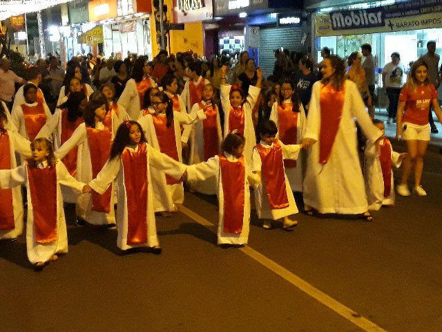 Papai Noel chega a Pará de Minas e leva público ao delírio