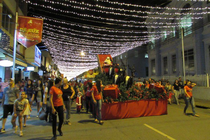 Papai Noel chega a Pará de Minas e leva público ao delírio