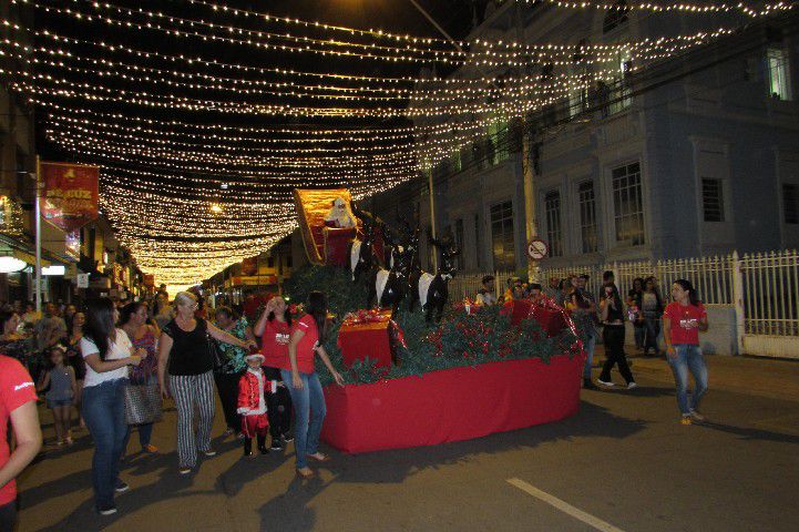 Papai Noel chega a Pará de Minas e leva público ao delírio