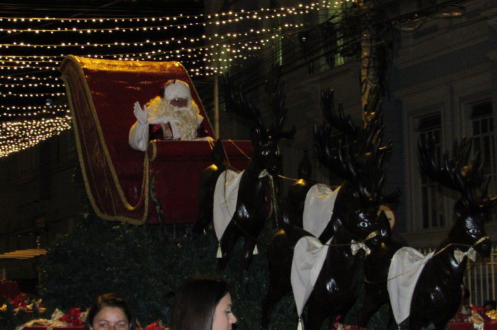 Papai Noel chega a Pará de Minas e leva público ao delírio