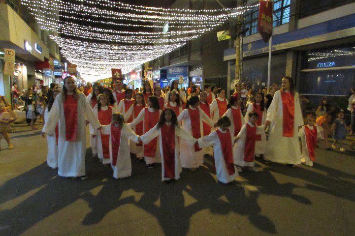 Papai Noel chega a Pará de Minas e leva público ao delírio