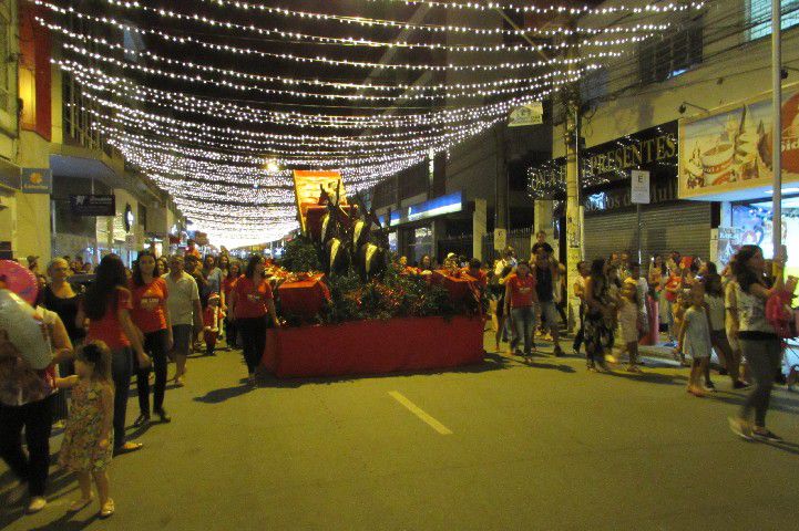 Papai Noel chega a Pará de Minas e leva público ao delírio