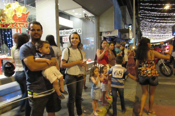 Papai Noel chega a Pará de Minas e leva público ao delírio