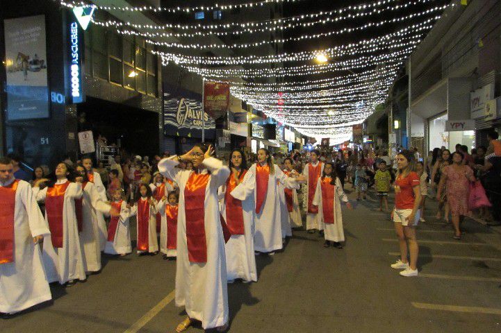 Papai Noel chega a Pará de Minas e leva público ao delírio