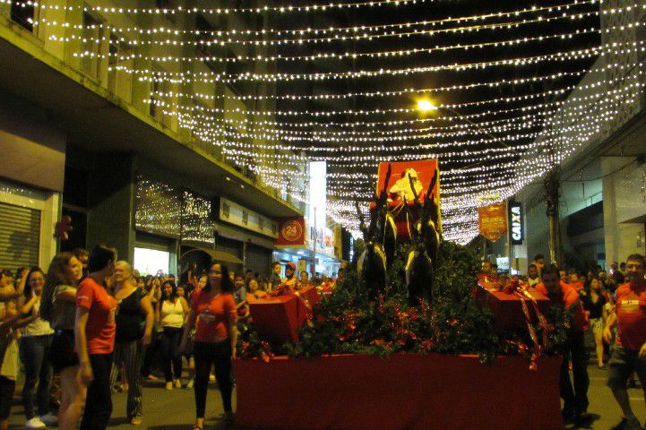 Papai Noel chega a Pará de Minas e leva público ao delírio