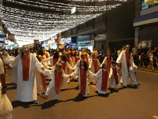 Papai Noel chega a Pará de Minas e leva público ao delírio